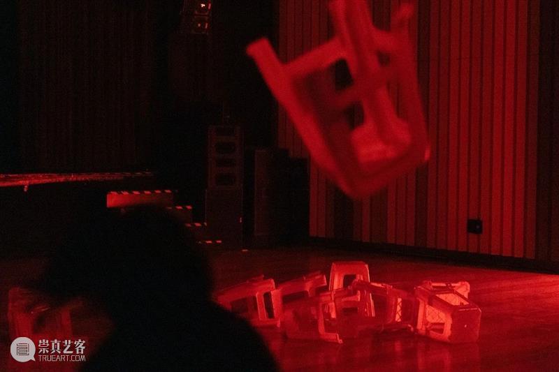 一个酒过三巡后的灵感，一场无声的演讲，一台沉默的「自言自语」 视频资讯 上海国际舞蹈中心剧场 崇真艺客